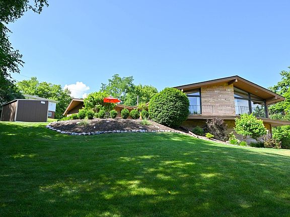 3rd image of 410 Oak Hill ROAD