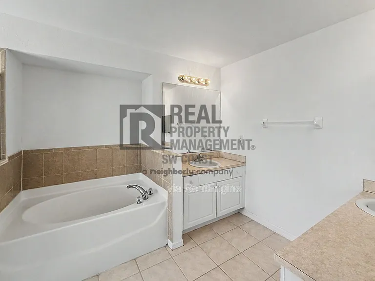2117 NE 40th St — Photo 19