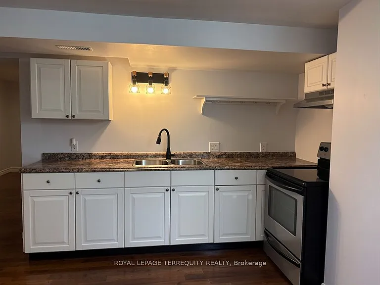 896 4th St #LOWER — Photo 5