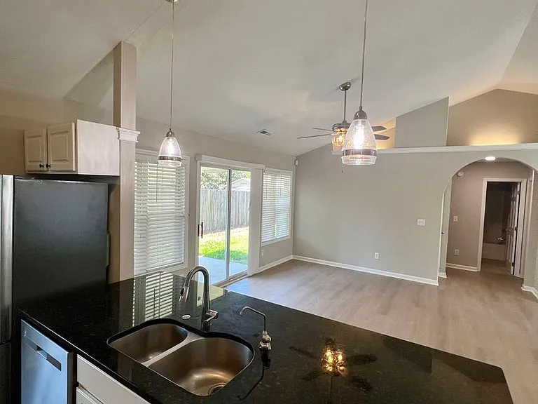 2409 Sunburst Ct — Photo 3