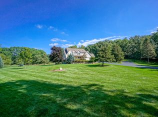 S33W35676 Meadow Trl, Dousman, WI 53118