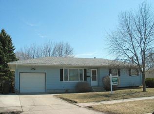 1811 Drees Dr, Grand Forks, ND 58201