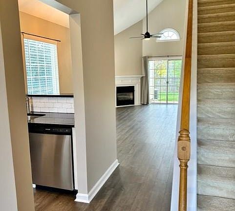3rd image of 433 Commons Dr
