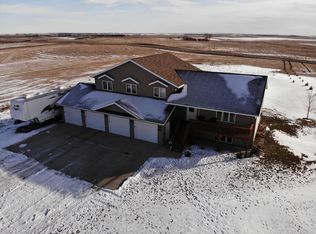 9003 Prairie Hills Dr, Bismarck, ND 58503