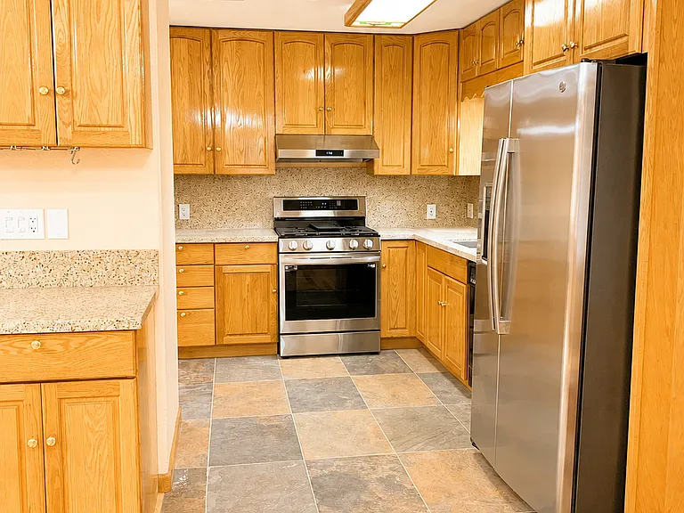 1041 Parkinson Ct — Photo 2