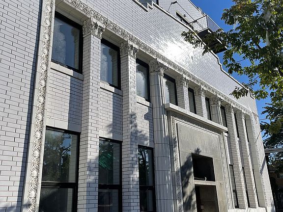 2nd image of 1730 W Greenleaf Ave #101