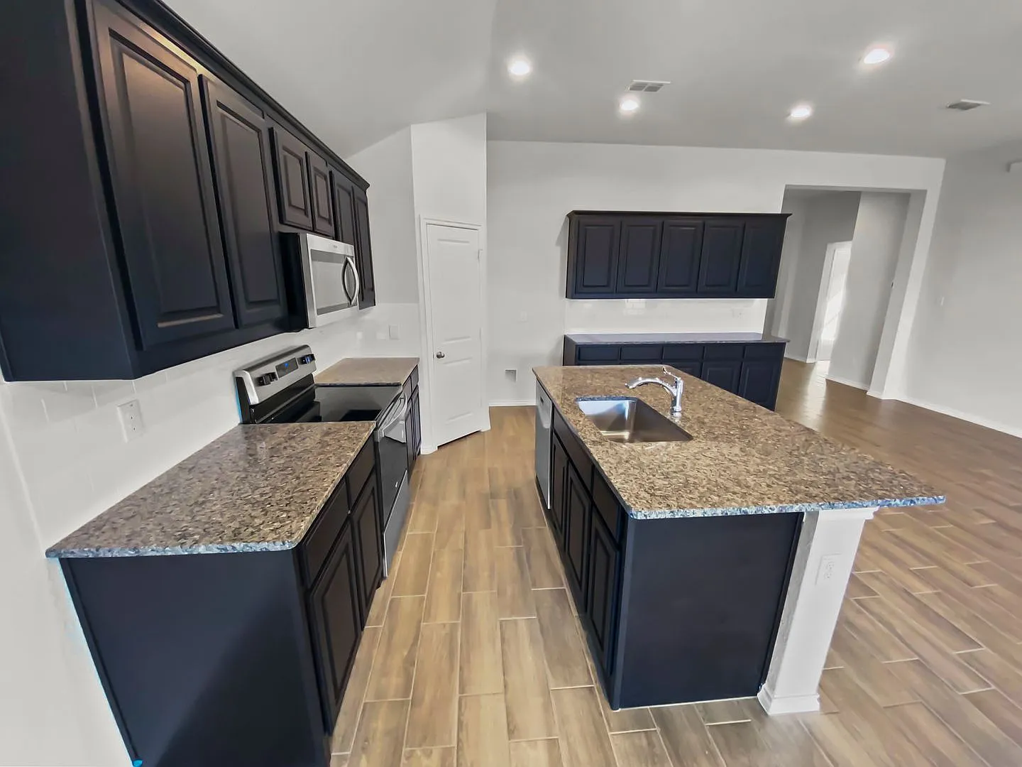 Like-New 4BD Home in Crowley ISD - Open Layout, Fenced Yard, Covered Patio — Photo 4