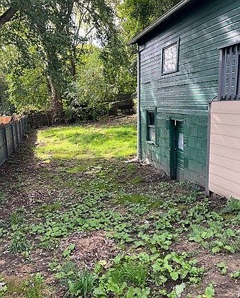 4th image of 230 Helen Ave