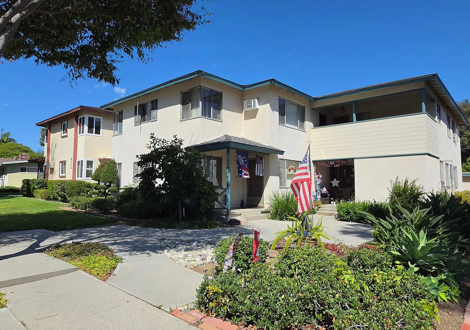 j8320 — Photo 1