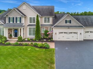 28 Amber Hill Dr, Pittsford, NY 14534