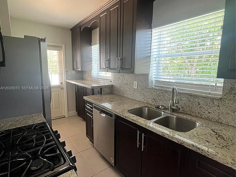 8370 SW 27th Ln — Photo 6