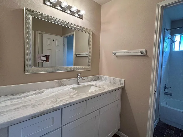 4903 Lochman Ln — Photo 6