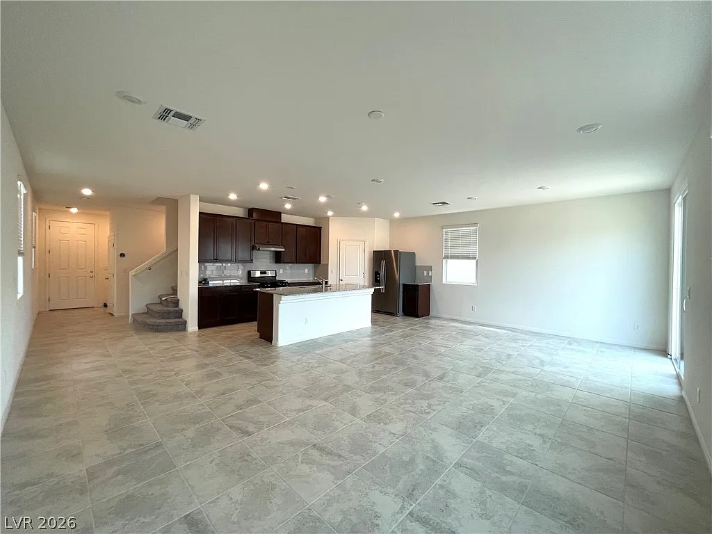 5 bed, 4.0 bath, 2469 sqft, $2,350 — Photo 4