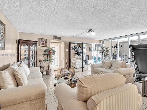 3rd image of 950 NE 199th St APT 206