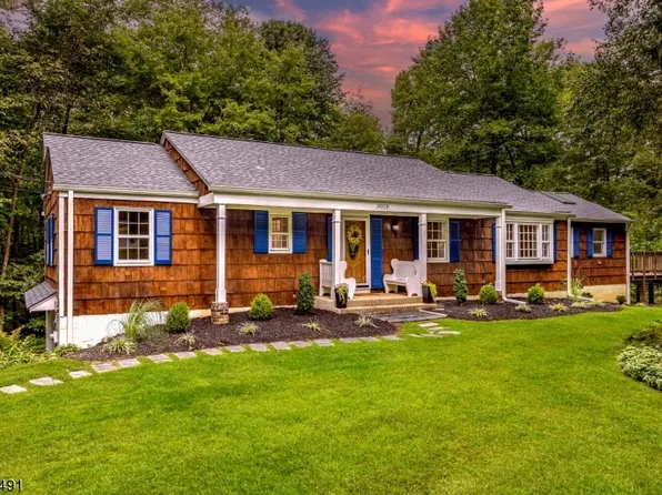 4 Overlook Dr, Washington Twp., NJ 07853