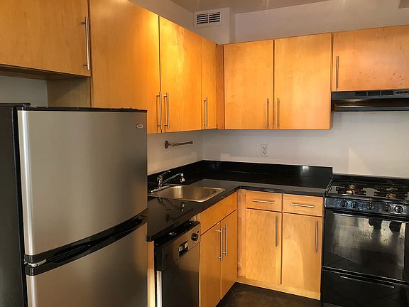 4th image of 410 W 48th St #57