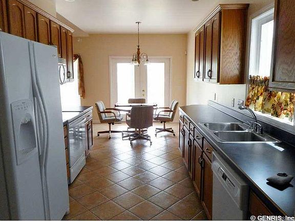 4th image of 135 Stewart Pl