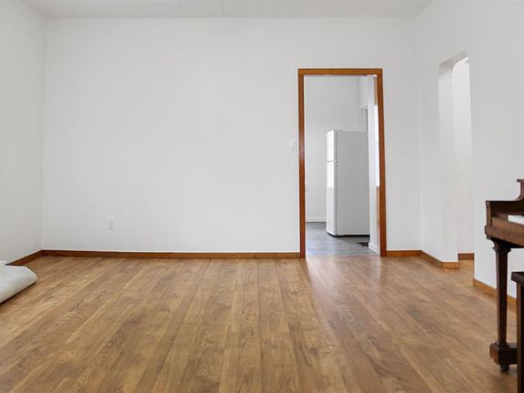 5th image of 4925 E 49th St