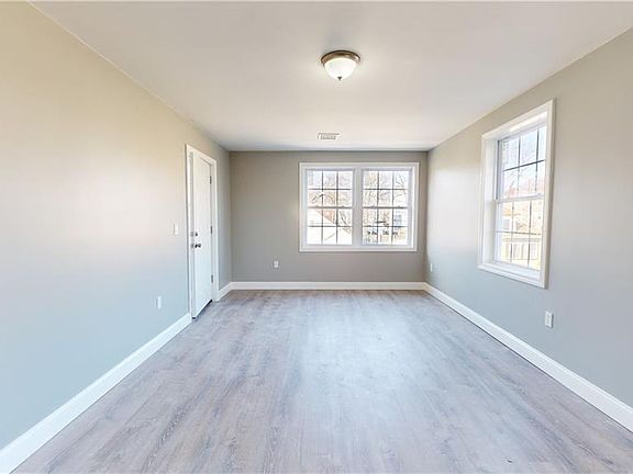 5th image of 127 Pumgansett St