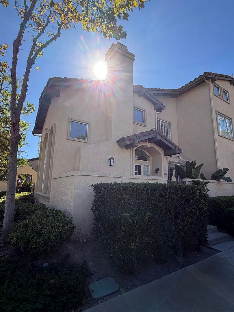 Picture Perfect! 2 Br/3 Ba Plus Office End Unit Condo With Direct Access 2 Car Garage — Photo 2