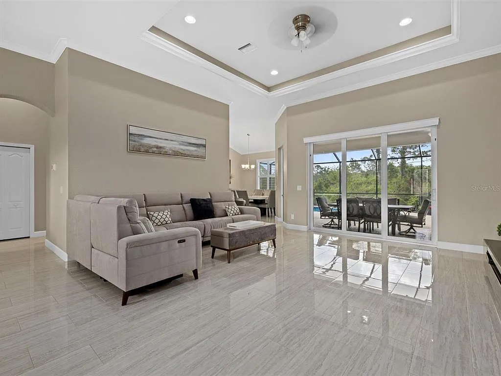 3 bed, 2.0 bath, 1979 sqft, $3,200 — Photo 2