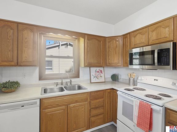 4th image of 9417 Miami St