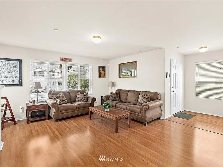 1415 Burnside Pl — Photo 3