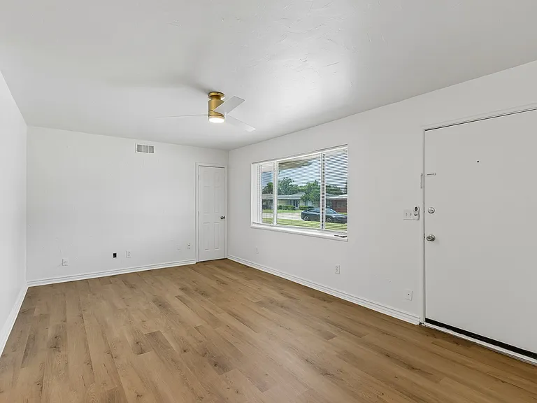1600 Andover Ct — Photo 2