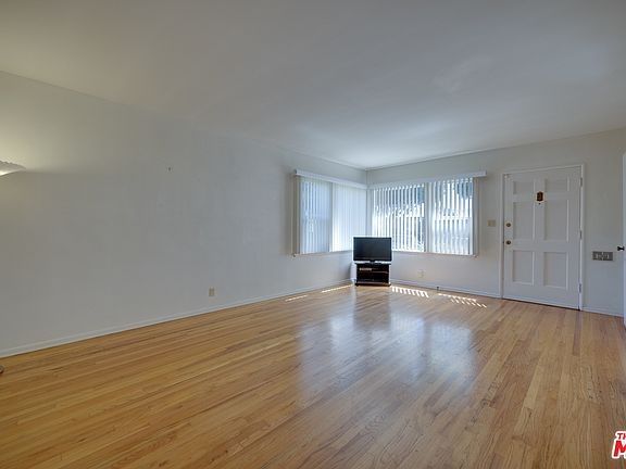 4th image of 2401 Oak St
