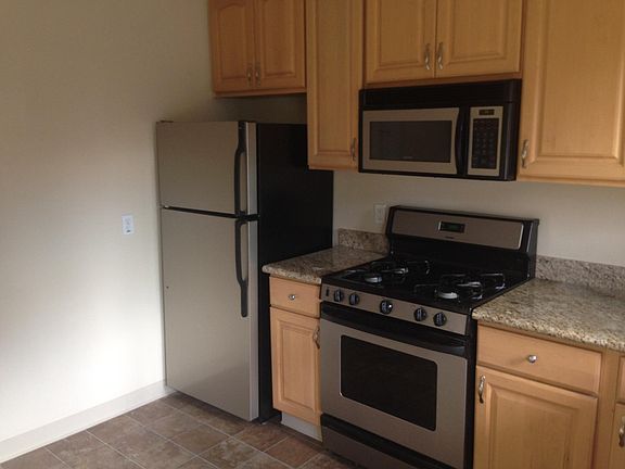 4th image of 443 Waverley St #449
