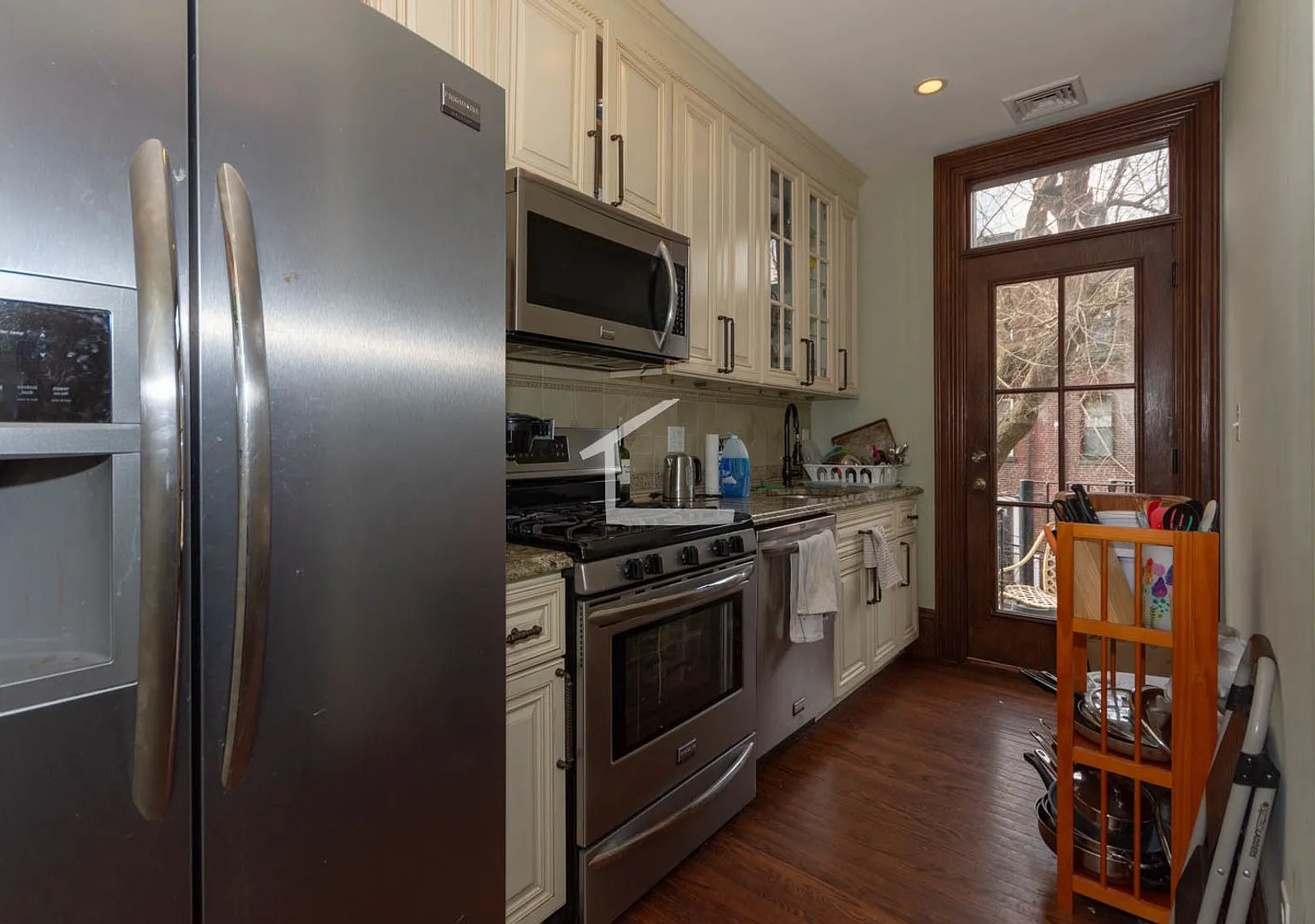 Nicely renovated 4 bed unit near Northeastern! — Photo 1