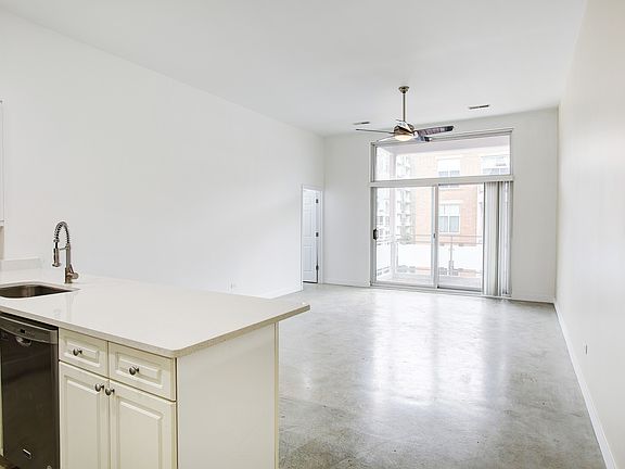 3rd image of 939 W Madison St APT 510