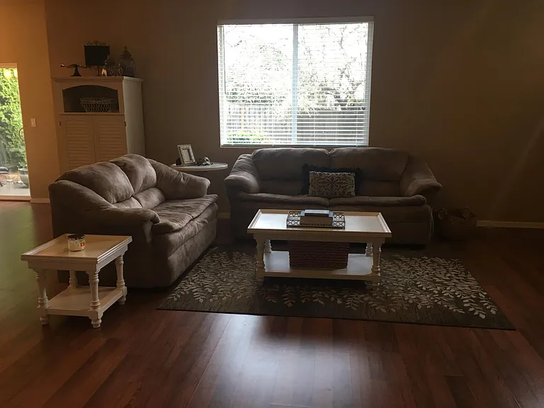 Family room w/gas fireplace