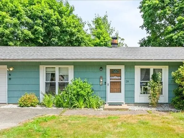 28 Paige Dr, Coventry, RI 02816