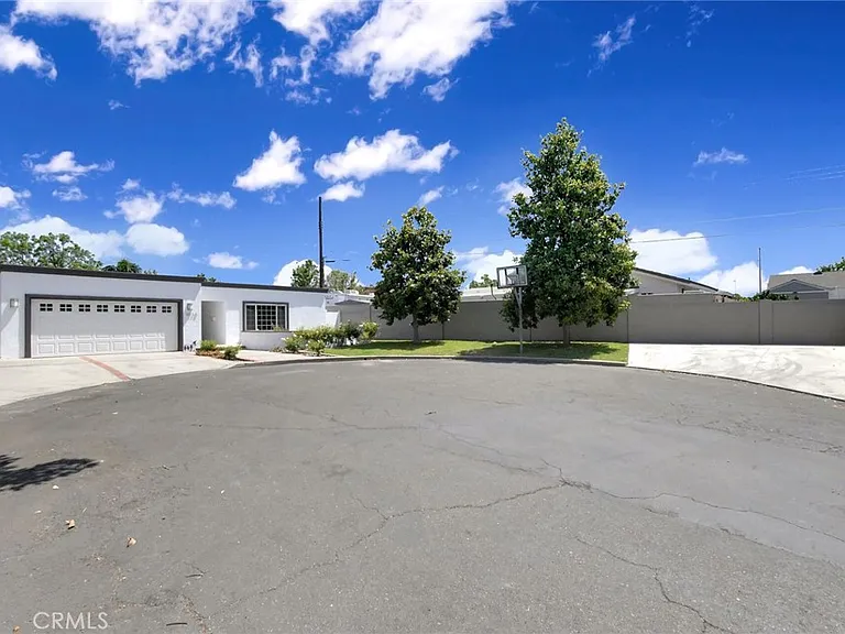 1015 E Walnut Ave — Photo 4