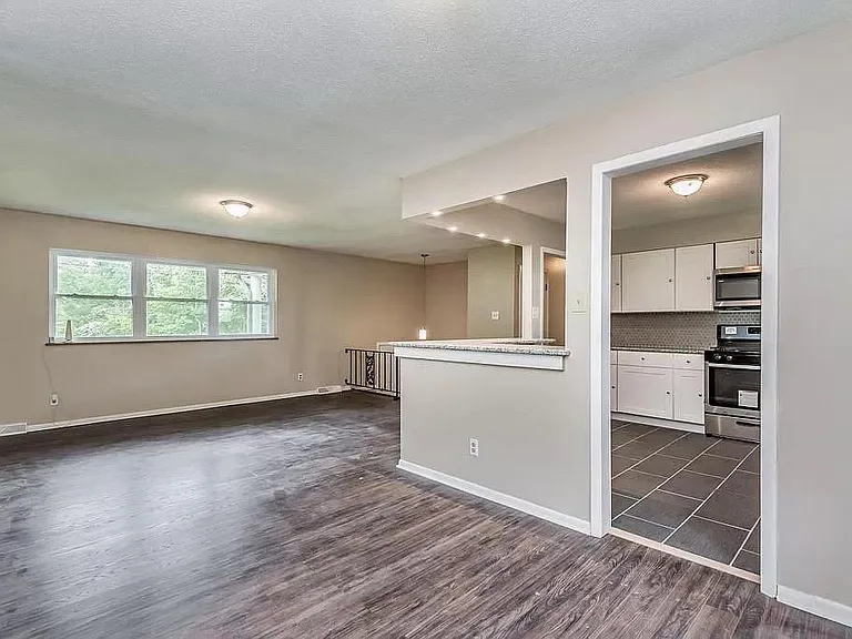 405 E Kings Gate Rd — Photo 4