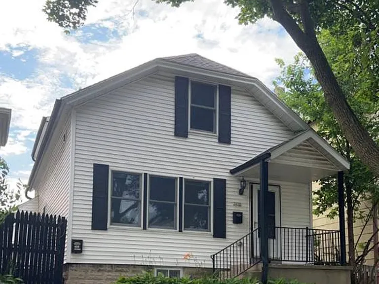 2433 S Austin St #UPPER — Photo 1