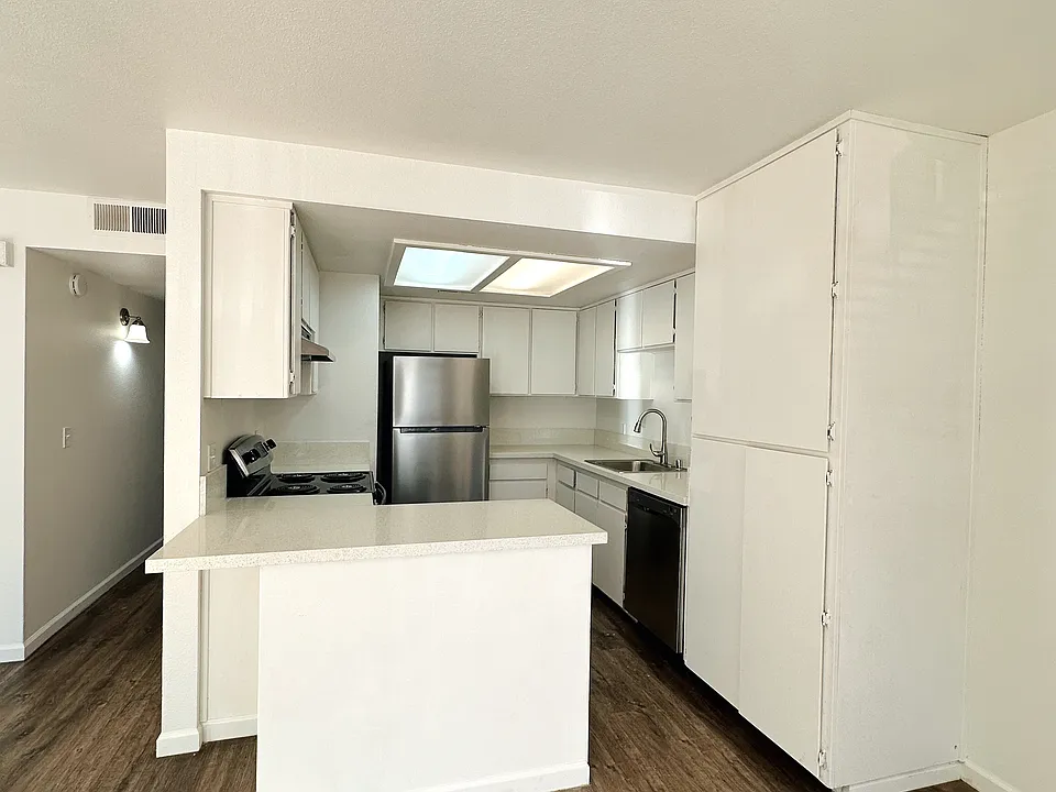 Cameo 3x2: white cabinets