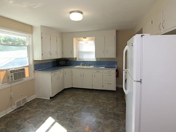 2nd image of 740 & 740-1/2 Sunset St #8b8ae777d