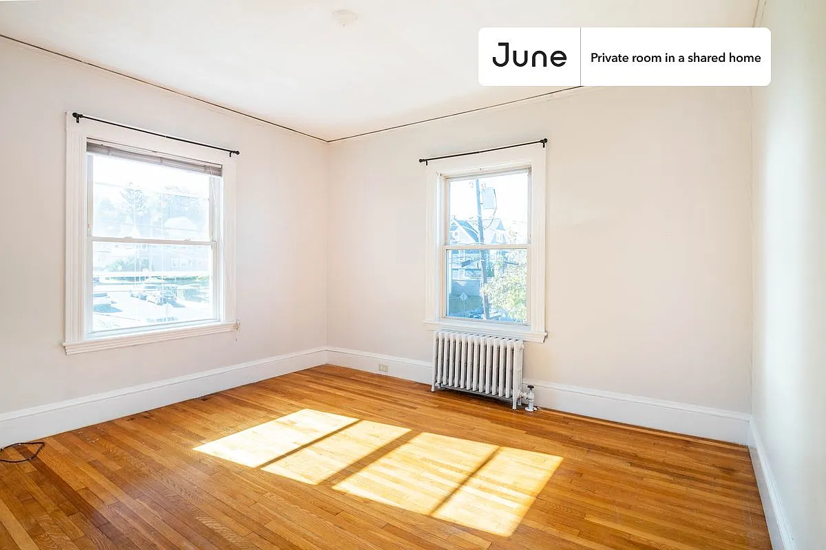 Queen bedroom in 7 bed/2 bath home in Brighton #1517 B — Photo 2
