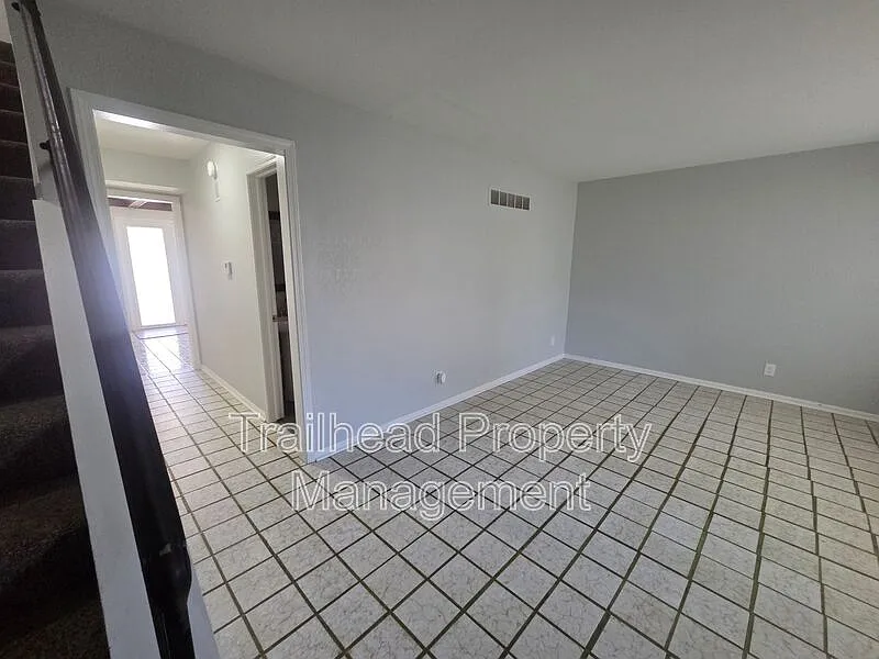 3 bed, 2.5 bath, 1420 sqft, $1,595 — Photo 4