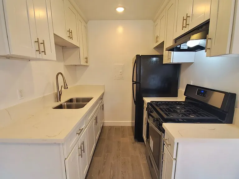 1334 Las Palmas Ave — Photo 8