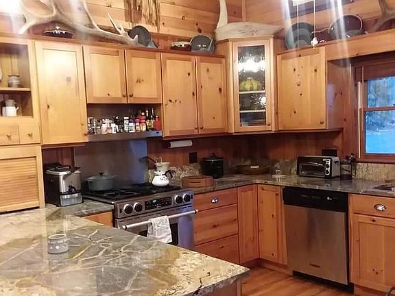 Gourmet kitchen eat-in kitchen