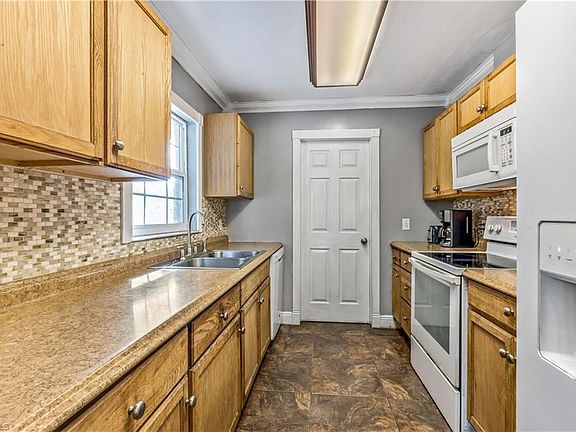 4th image of 702 Washington Ave