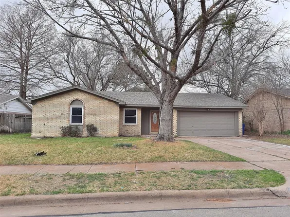 313 NW Suzanne Ter, Burleson, TX 76028