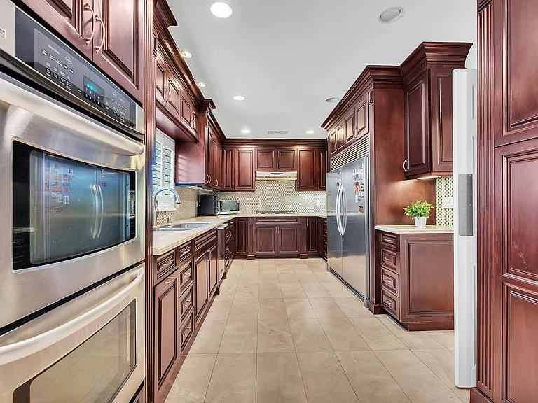 326 N Doheny Dr — Photo 16