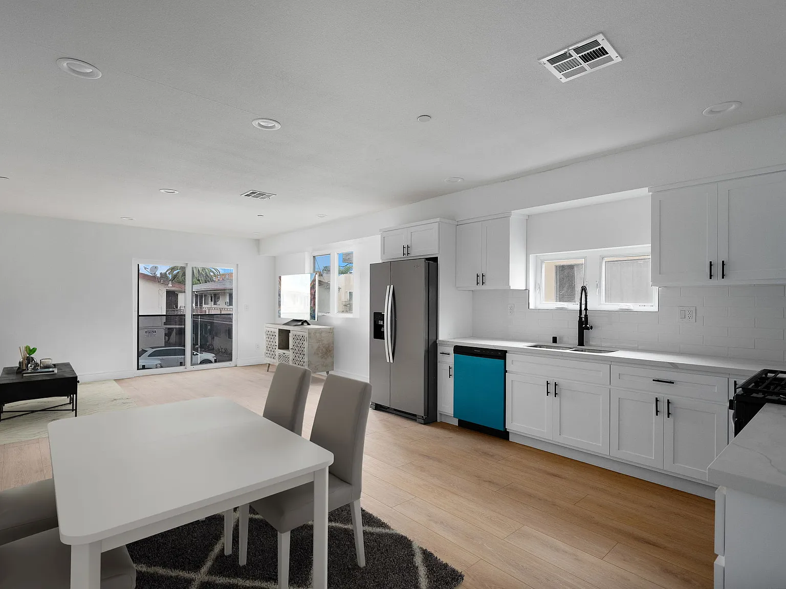 3 bed, 3.5 bath, 1361 sqft, $3,495 — Photo 2