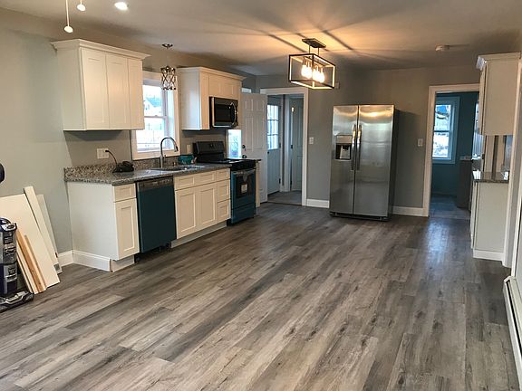 2nd image of 179 Sutton Ave Floor 1