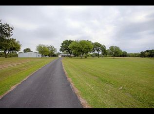 210 Glenn Ln, Winnie, TX 77665