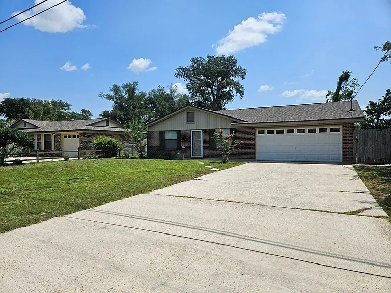 221 Viola Ave S — Photo 2